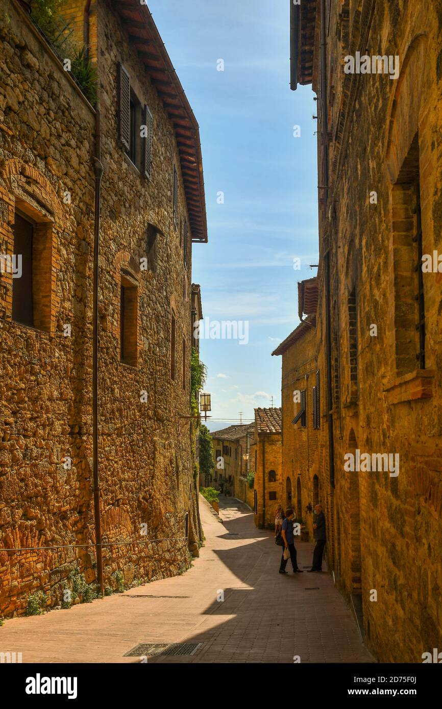 Aperçu d'une ruelle étroite dans le centre historique de la ville médiévale de San Gimignano, site classé au patrimoine mondial de l'UNESCO, Sienne, Toscane, Italie Banque D'Images