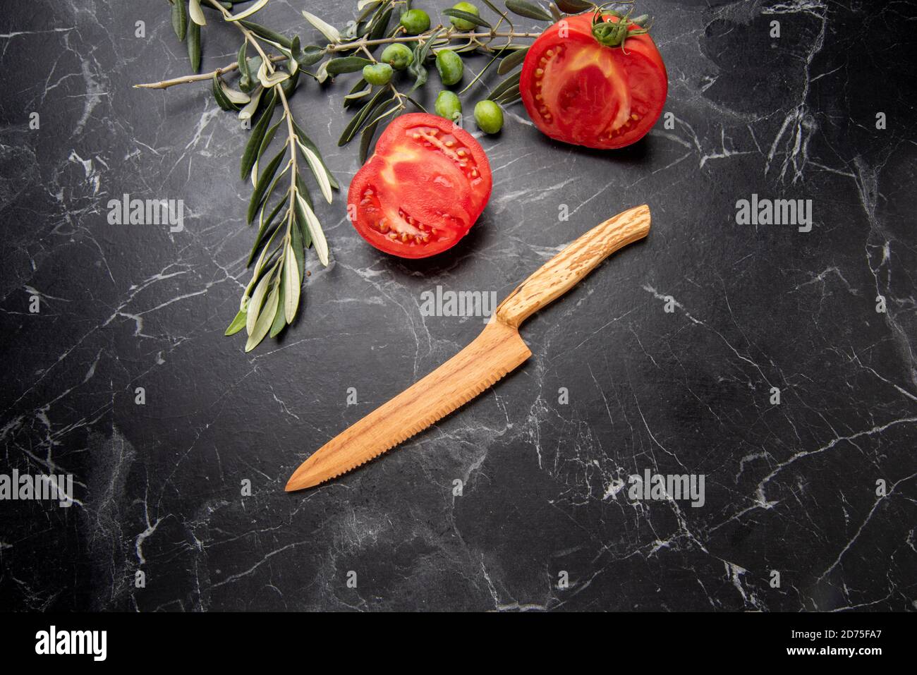 couteau à légumes en bois avec tomate Banque D'Images