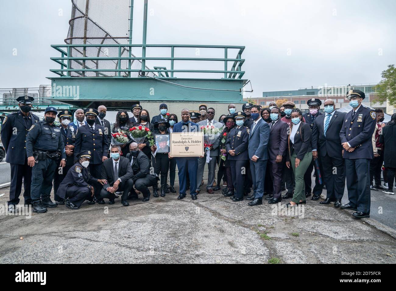 New York, États-Unis. 20 octobre 2020. Des membres de la famille et des policiers assistent à l'inauguration du nom du pont et à l'installation de la plaque à la mémoire de Randolph Holder à Harlem, New York, le 20 octobre 2020. Passerelle piétonne au-dessus de Franklin D. Roosevelt Drive à la 120e rue où l'officier Holder a été tué en 2015 relie les rues Harlem et le vélo public et la passerelle le long de la rivière Harlem. (Photo de Lev Radin/Sipa USA) crédit: SIPA USA/Alay Live News Banque D'Images