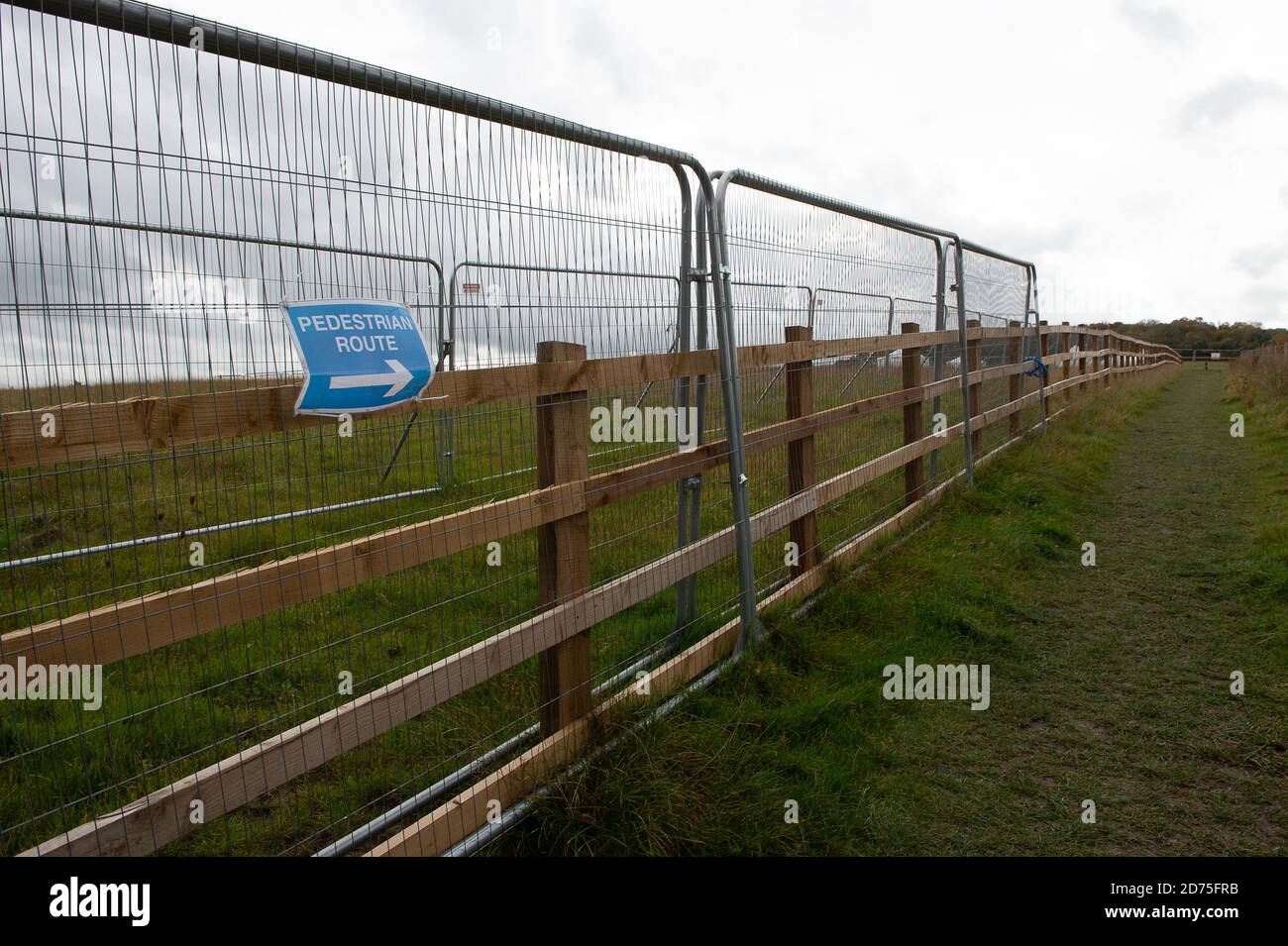 Wendover, Buckinghamshire, Royaume-Uni. 20 octobre 2020. Un autre chemin d'accès est redirigé en raison du travail de HS2. De nombreux sentiers de randonnée publics le long de la route controversée de la liaison ferroviaire à grande vitesse de Londres à Birmingham ont été fermés ou redirigés en raison des travaux de construction de HS2. Les travaux d'activation du HS2 pour le projet seraient de 800 millions de livres par rapport au budget. Crédit : Maureen McLean/Alay Banque D'Images