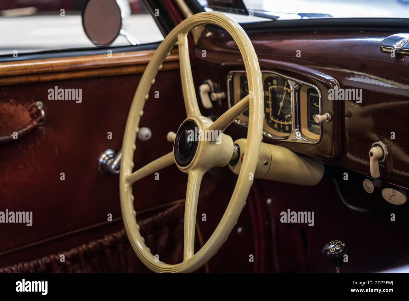 PAAREN IM GLIEN, ALLEMAGNE - 03 OCTOBRE 2020 : intérieur du grand tourer BMW (EMW) 327 coupé, 1952. Die Oldtimer Show 2020. Banque D'Images
