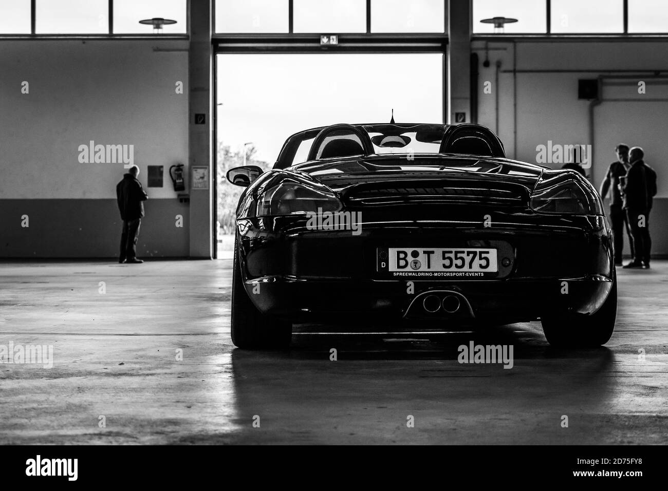 PAAREN IM GLIEN, ALLEMAGNE - 03 OCTOBRE 2020: Voiture de sport Porsche Boxster 986. Vue arrière. Noir et blanc. Die Oldtimer Show 2020. Banque D'Images