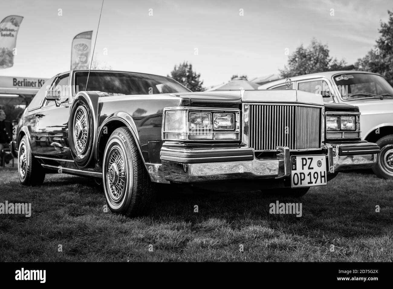 PAAREN IM GLIEN, ALLEMAGNE - 03 OCTOBRE 2020 : voiture de luxe de taille moyenne Cadillac Seville Opera coupé, 1981. Noir et blanc. Die Oldtimer Show 2020. Banque D'Images