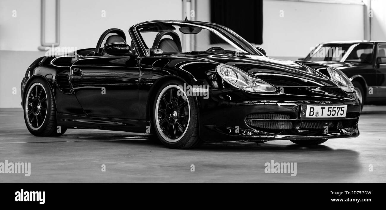 PAAREN IM GLIEN, ALLEMAGNE - 03 OCTOBRE 2020: Voiture de sport Porsche Boxster 986. Noir et blanc. Die Oldtimer Show 2020. Banque D'Images