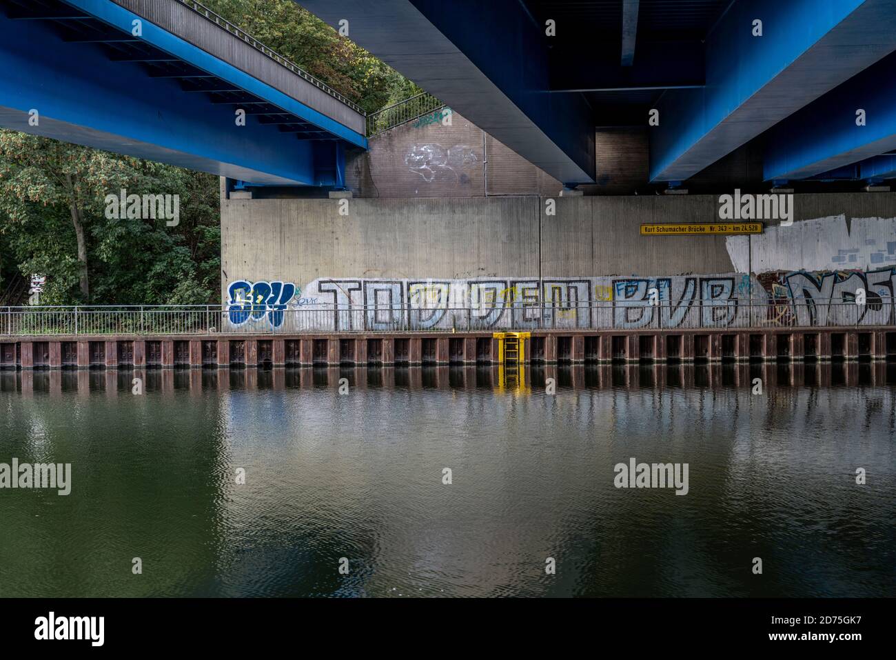 Graffitis sur le football, mort du BVB, des fans de l'extrême Schalke 04, sous le pont du canal, à travers le Rhin-Herne-Canal, Kurt-Schumacher-Strasse, Gel Banque D'Images