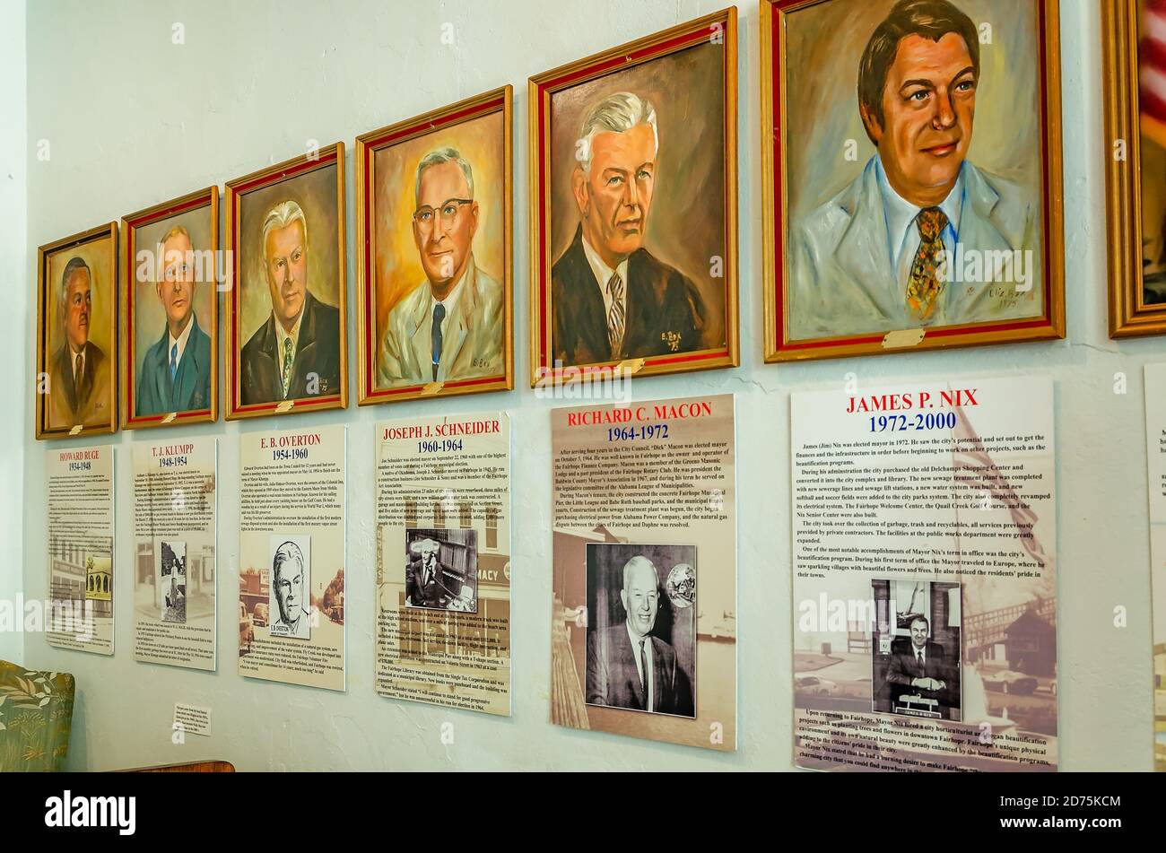 Des photographies des maires des villes passées bordent le mur au Musée d'histoire de Fairhope, le 17 octobre 2020, à Fairhope, Alabama. Banque D'Images