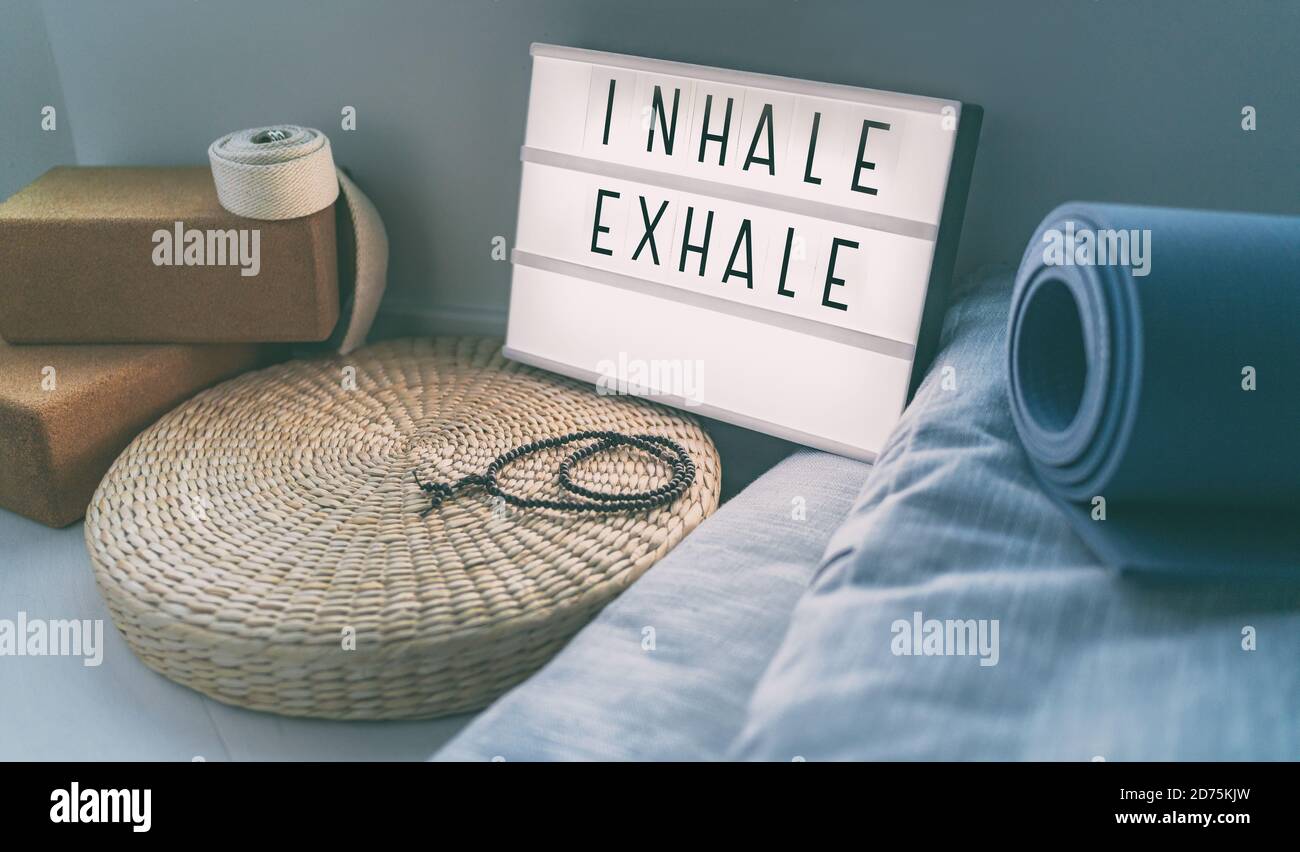 Yoga respiration INSPIRATION INSPIRATION EXPIRATION signe À la classe de fitness sur le message de visionneuse inspirant avec tapis d'exercice, perles de mala, oreiller de méditation. Accessoires pour Banque D'Images