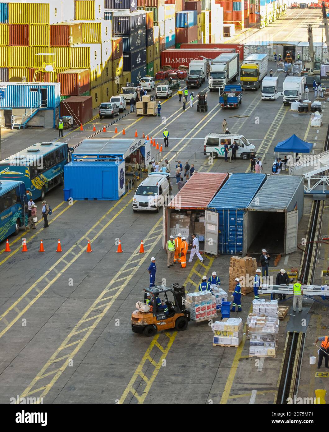Valparaiso, Chili - 8 décembre 2008 : contrôle intensif du contenu des conteneurs et du chargement sur le shiip au port. Camions et piles de conteneurs en dif Banque D'Images