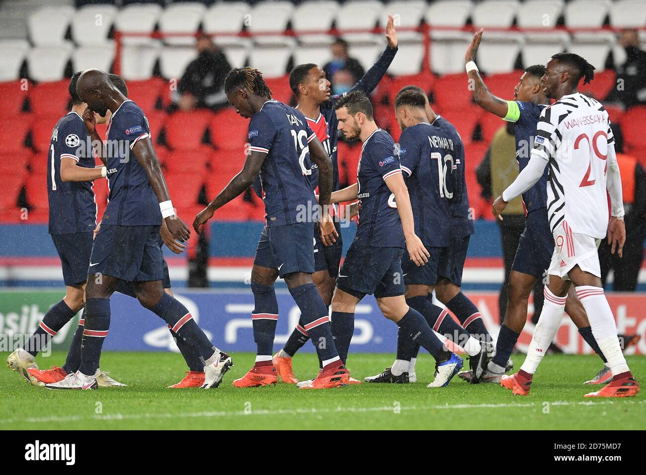Paris Saint Germain Célébrez après que Anthony Martial de Manchester United ait établi son propre but pour les placer 1-0 au sommet de la Ligue des champions de l'UEFA au Parc des Princes, à Paris. Banque D'Images
