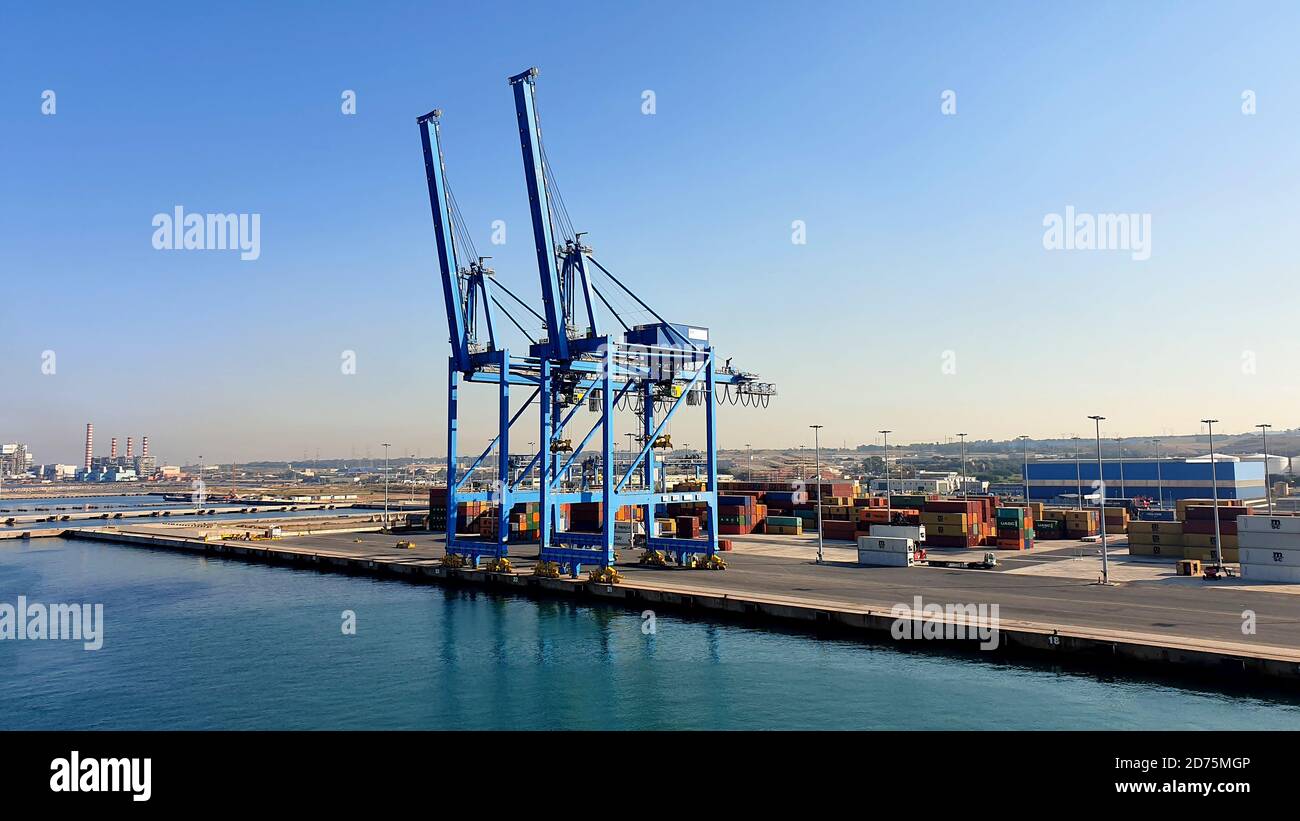 Vue d'une aire de chargement dans un port industriel. Banque D'Images