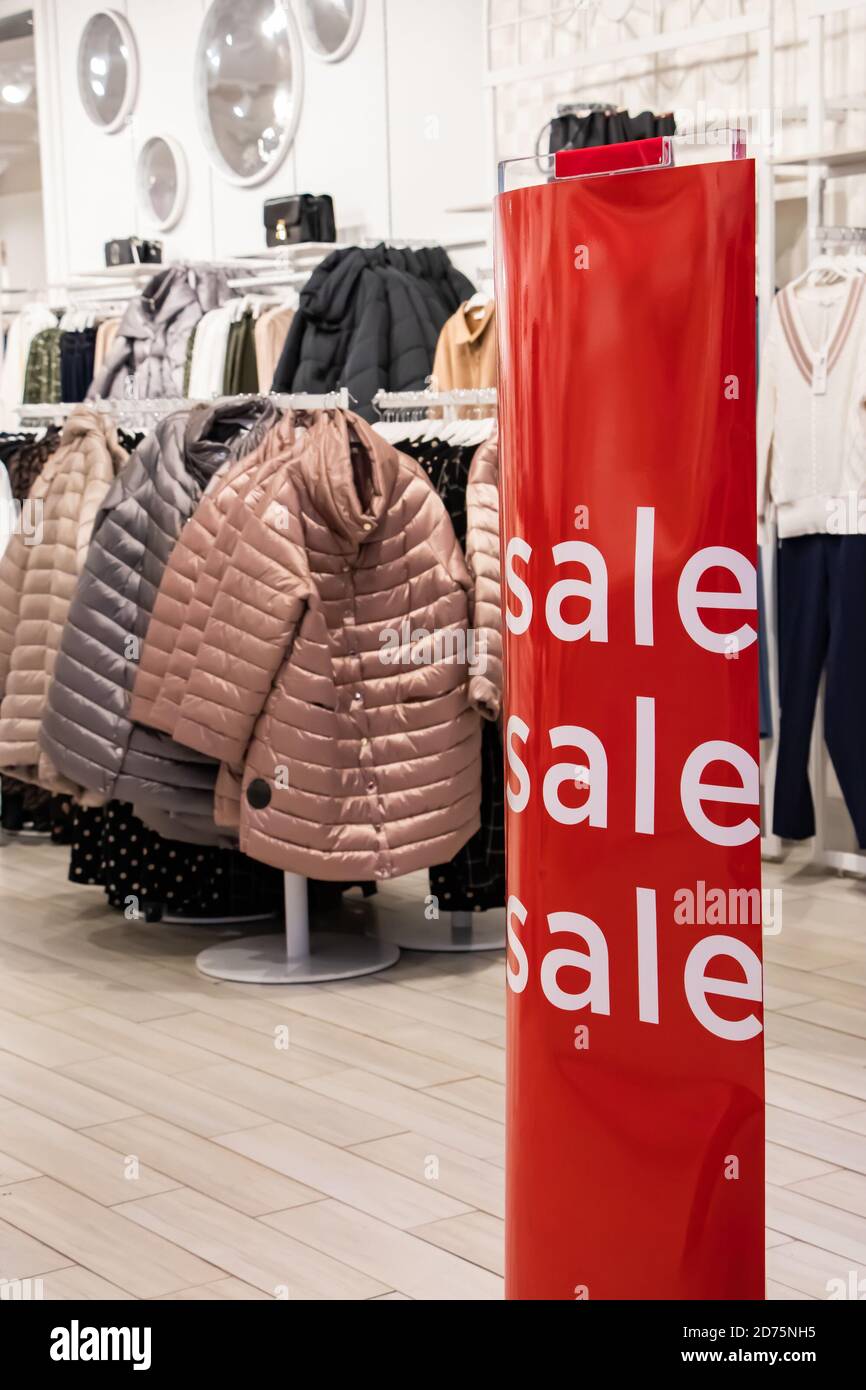 Le début des ventes dans le centre commercial. Banque D'Images