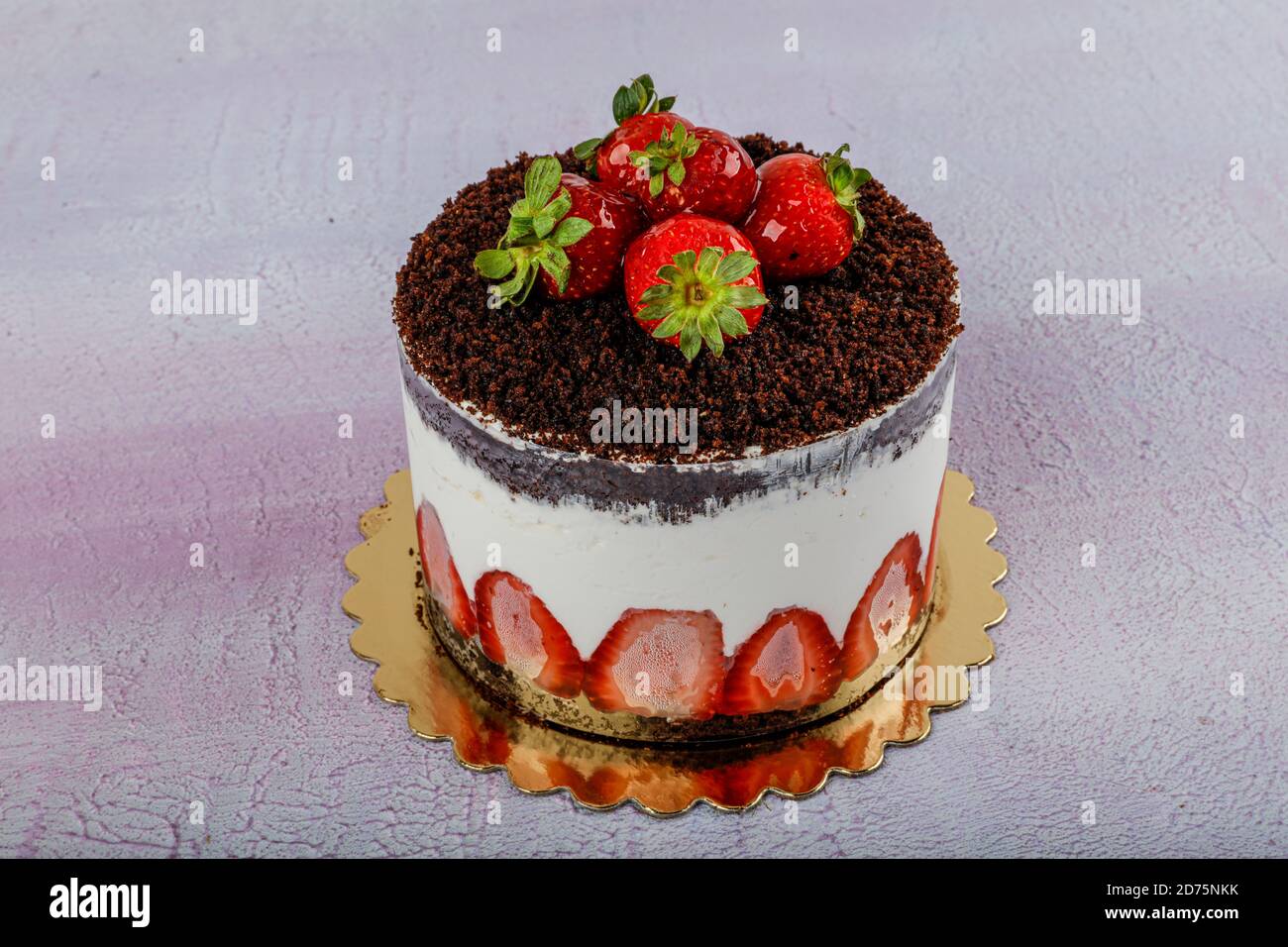 Gâteau de chocolat et de fruits frais est fait pour servir spécial jour, anniversaire, mariage gâteau de jour dessert Achetez maintenant. Pour une journée spéciale ou des moments spéciaux. Banque D'Images