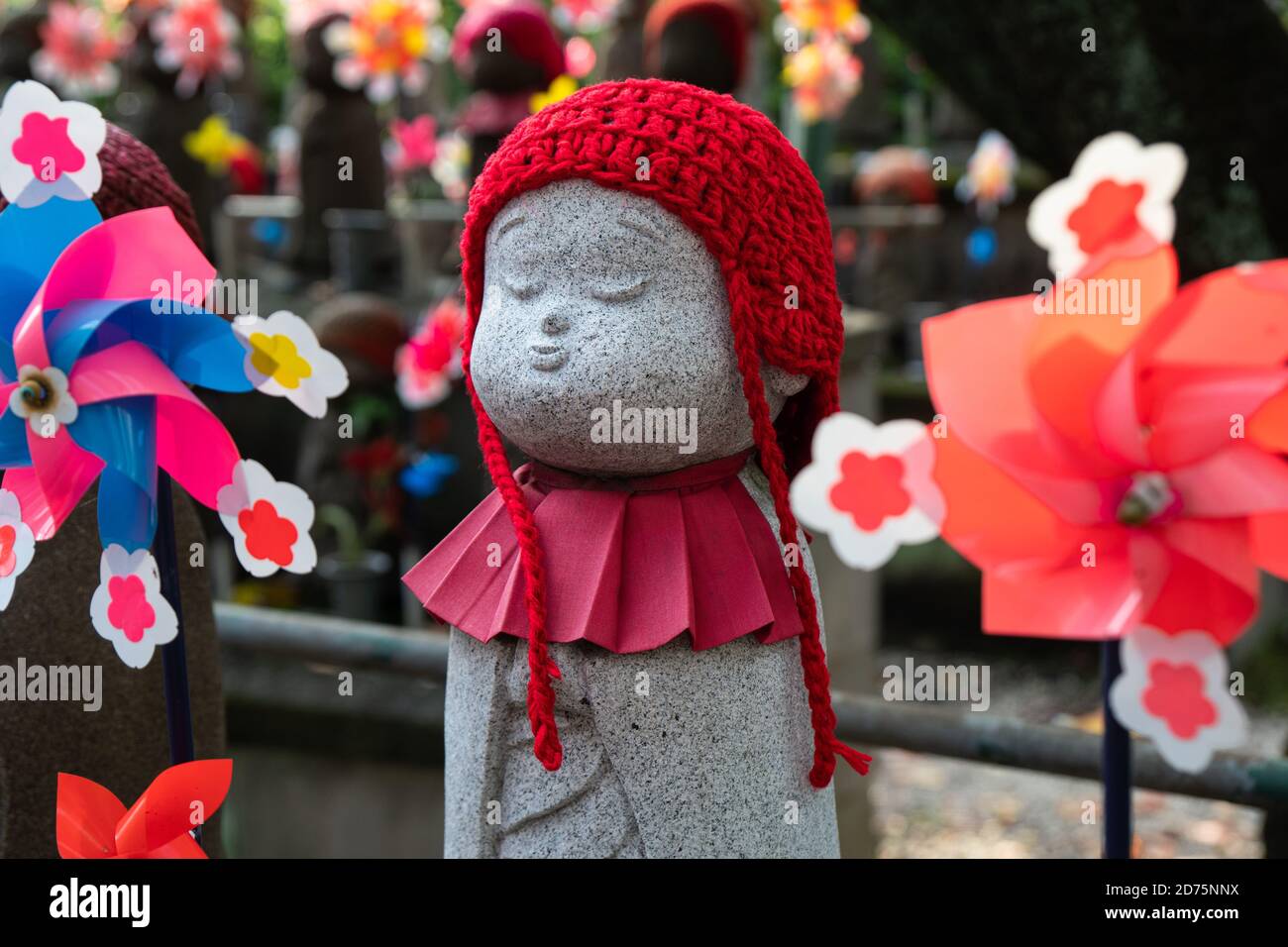 Statues de Jizo dans un temple au Japon, symbole pour les enfants malmenés. Banque D'Images