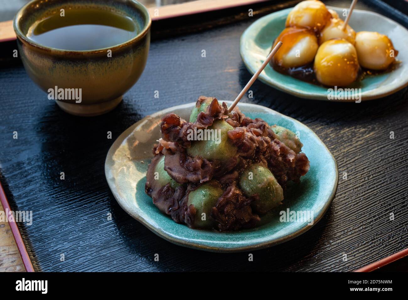 Dango, un type de riz sucré japonais boulonnage, à côté du thé vert. Banque D'Images