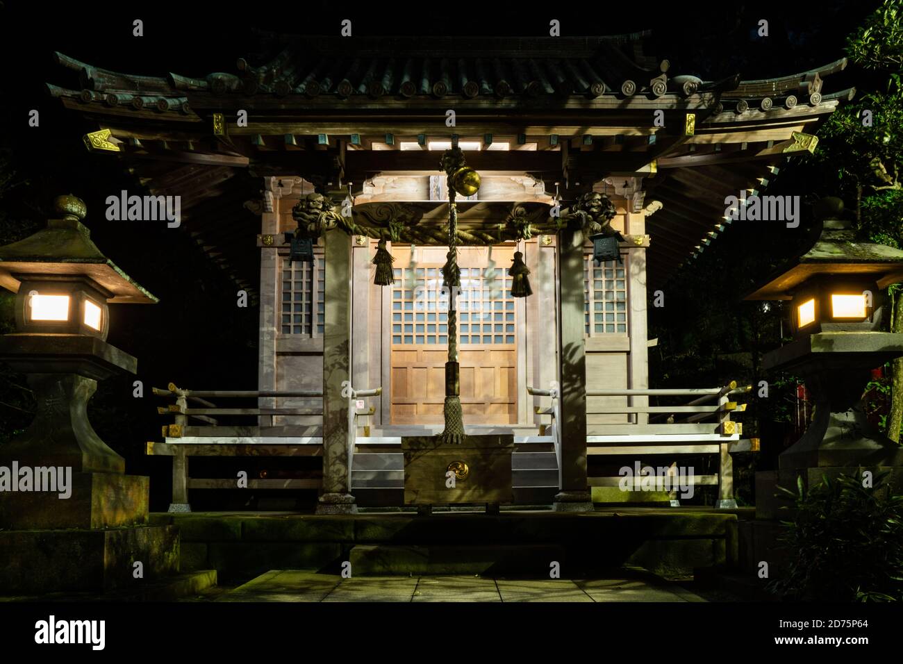 Sanctuaire shinto japonais la nuit. De belles lumières. Banque D'Images
