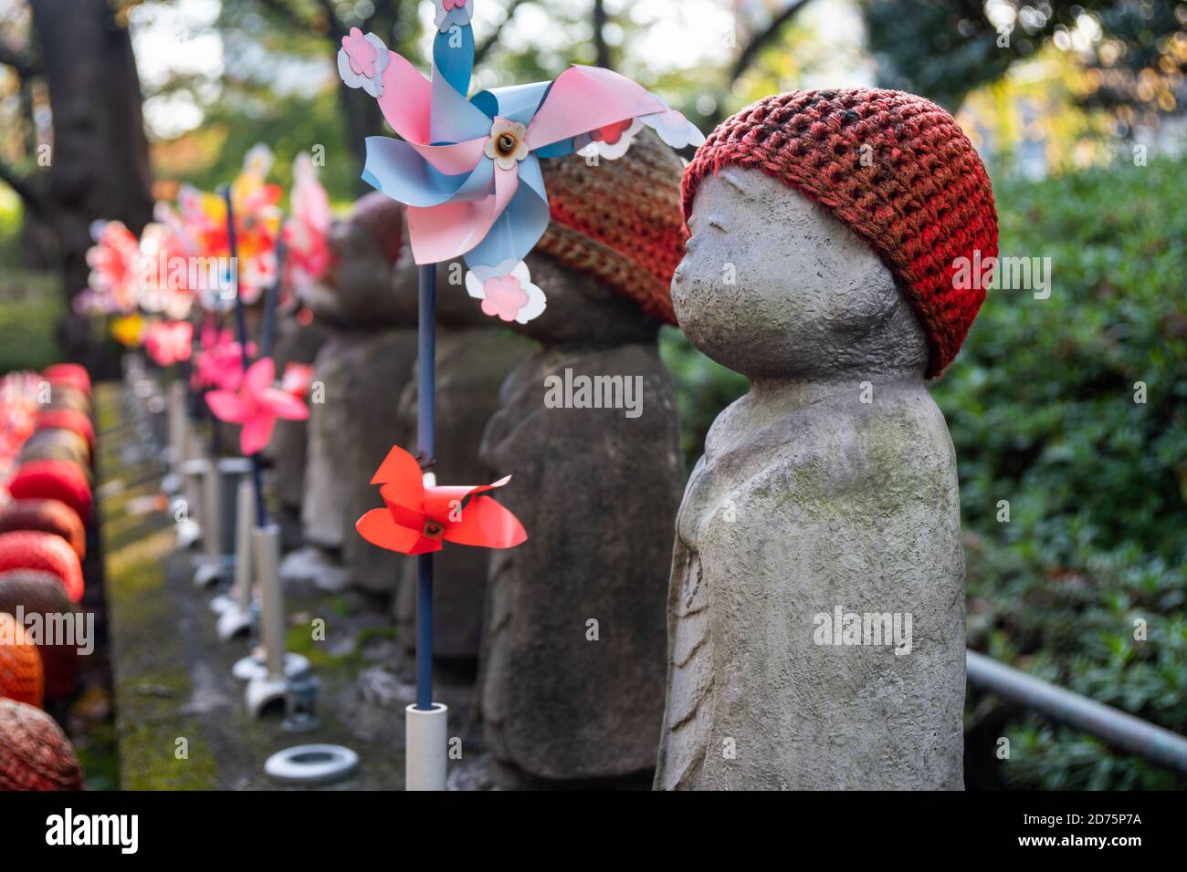 Statues de Jizo dans un temple au Japon, symbole pour les enfants