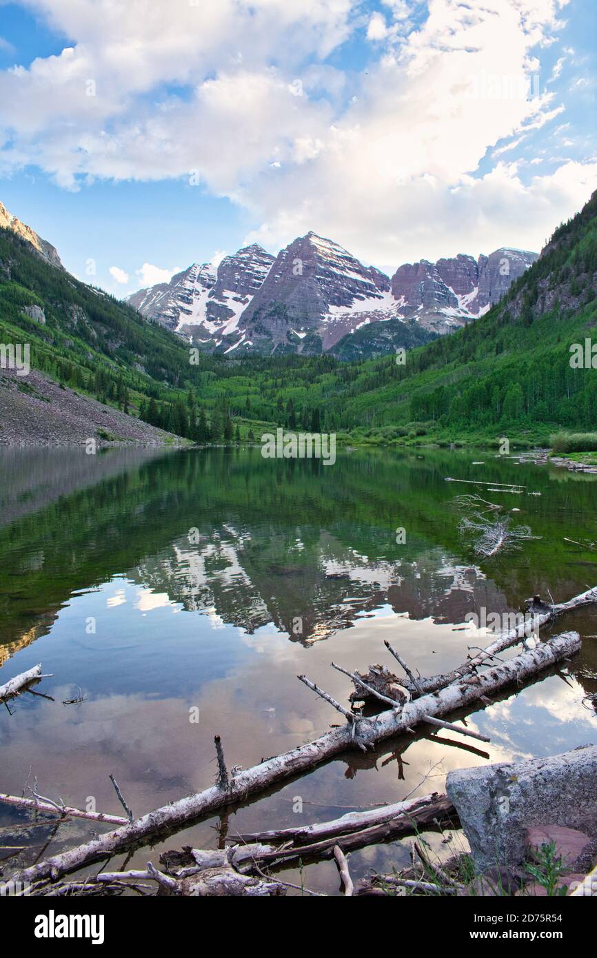 Maroon Bells à Aspen Colorado au coucher du soleil. Magnifiques couleurs bordeaux et nuages roses qui se réfléchissent sur l'eau vivivivile. Reflet des sommets de montagne sur l'eau fr Banque D'Images