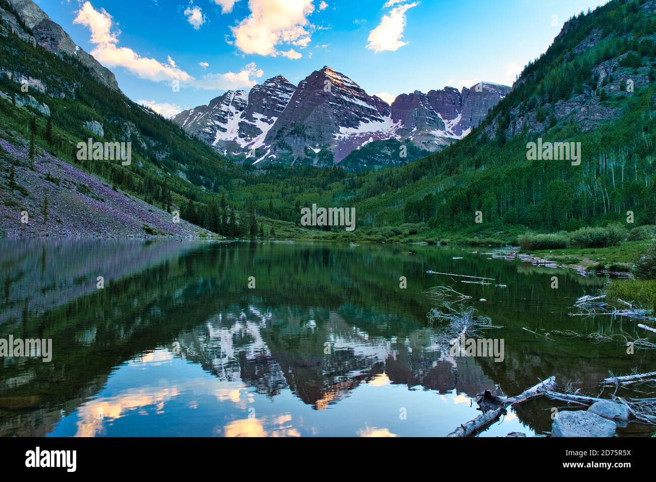 Maroon Bells à Aspen Colorado au coucher du soleil. Magnifiques couleurs bordeaux et nuages roses qui se réfléchissent sur l'eau vivivivile. Reflet des sommets de montagne sur l'eau fr Banque D'Images