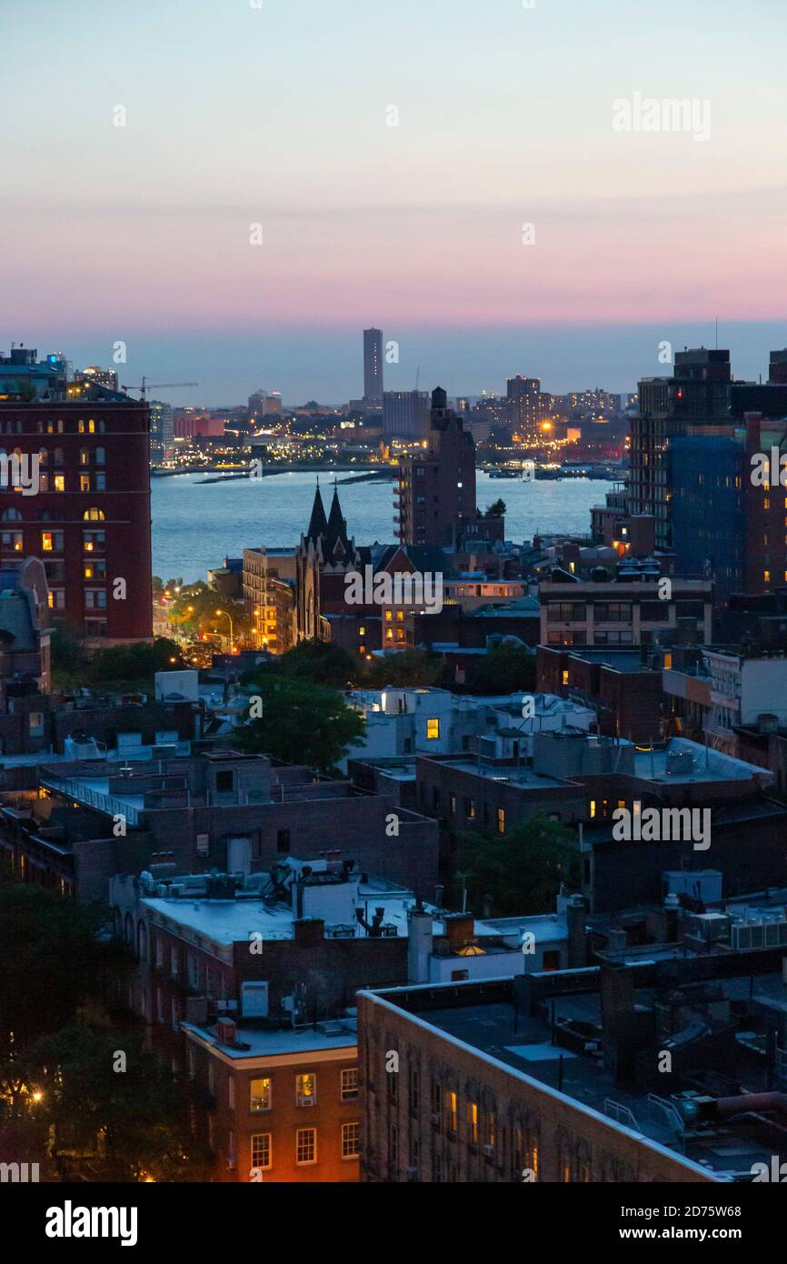 Paysage urbain à Dusk, Hudson River in Background, West Village, New York, New York, États-Unis Banque D'Images
