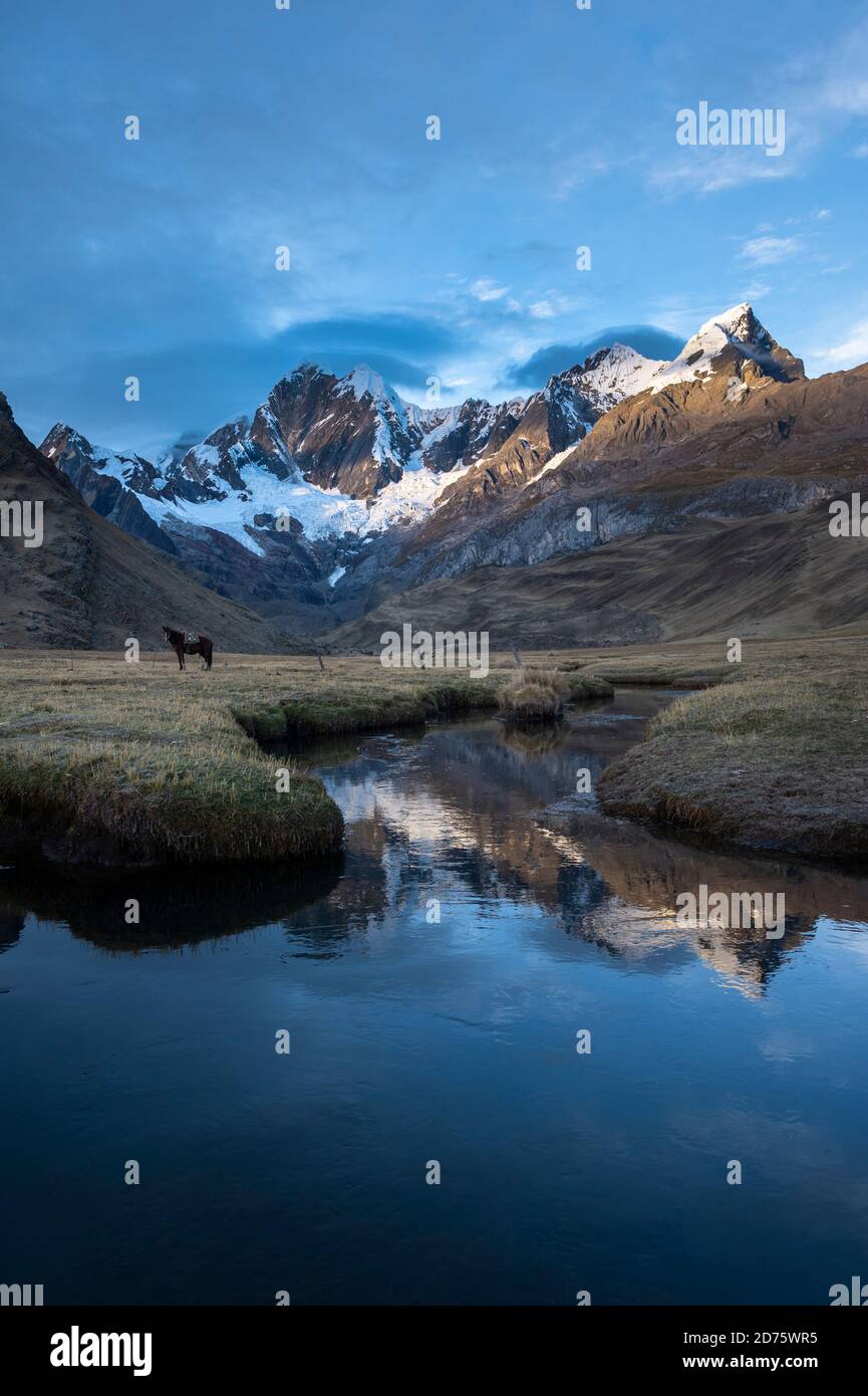 Les montagnes se reflètent sur l'eau de la lagune de Mitucocha à Huayhuash Banque D'Images