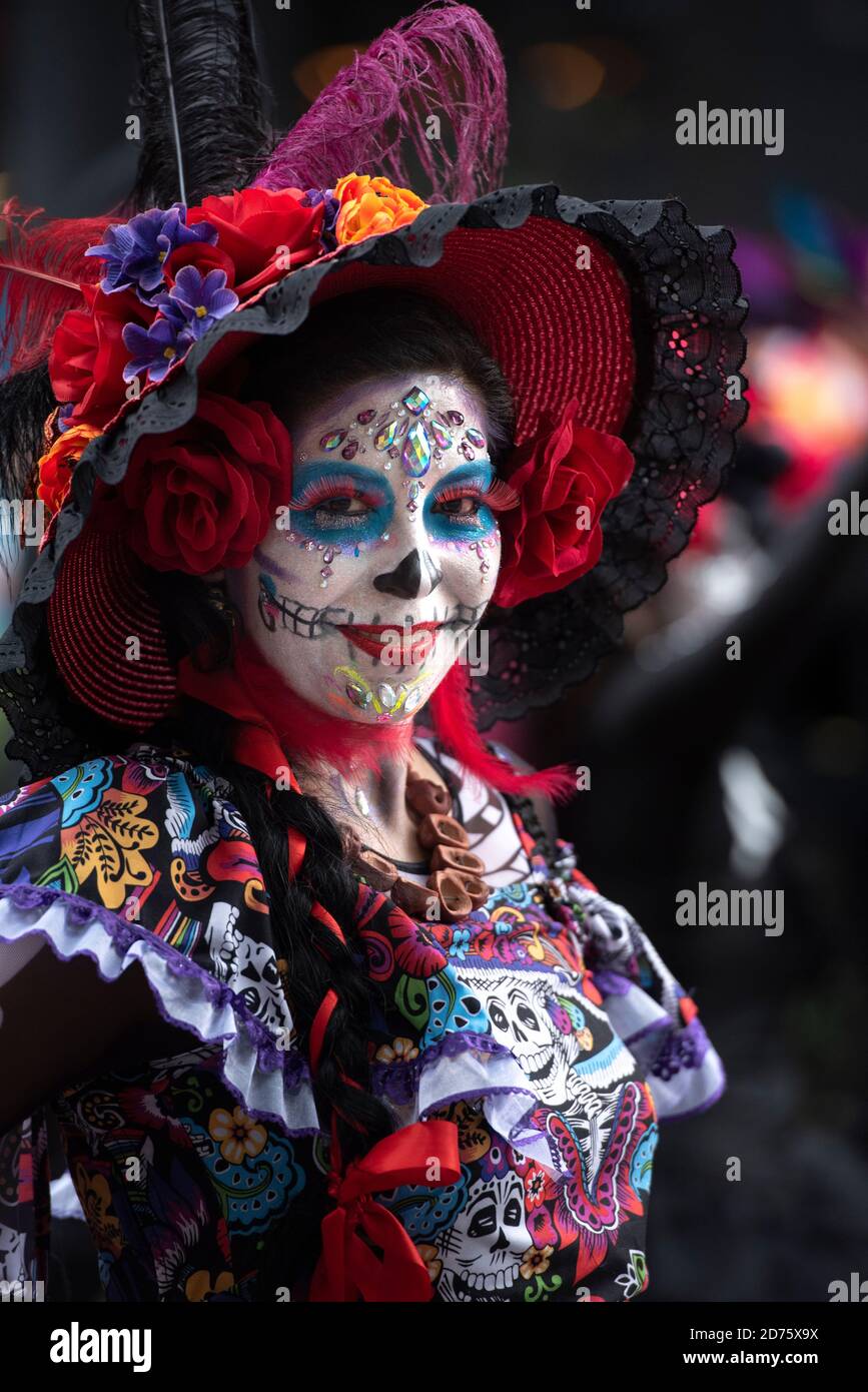 Une fille habillée comme Catrina pendant le jour de la mort Défilé au Mexique Banque D'Images