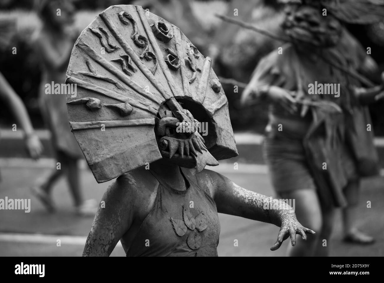 Les gens avec des costumes pendant le jour de la mort défilent dans Mexico Banque D'Images