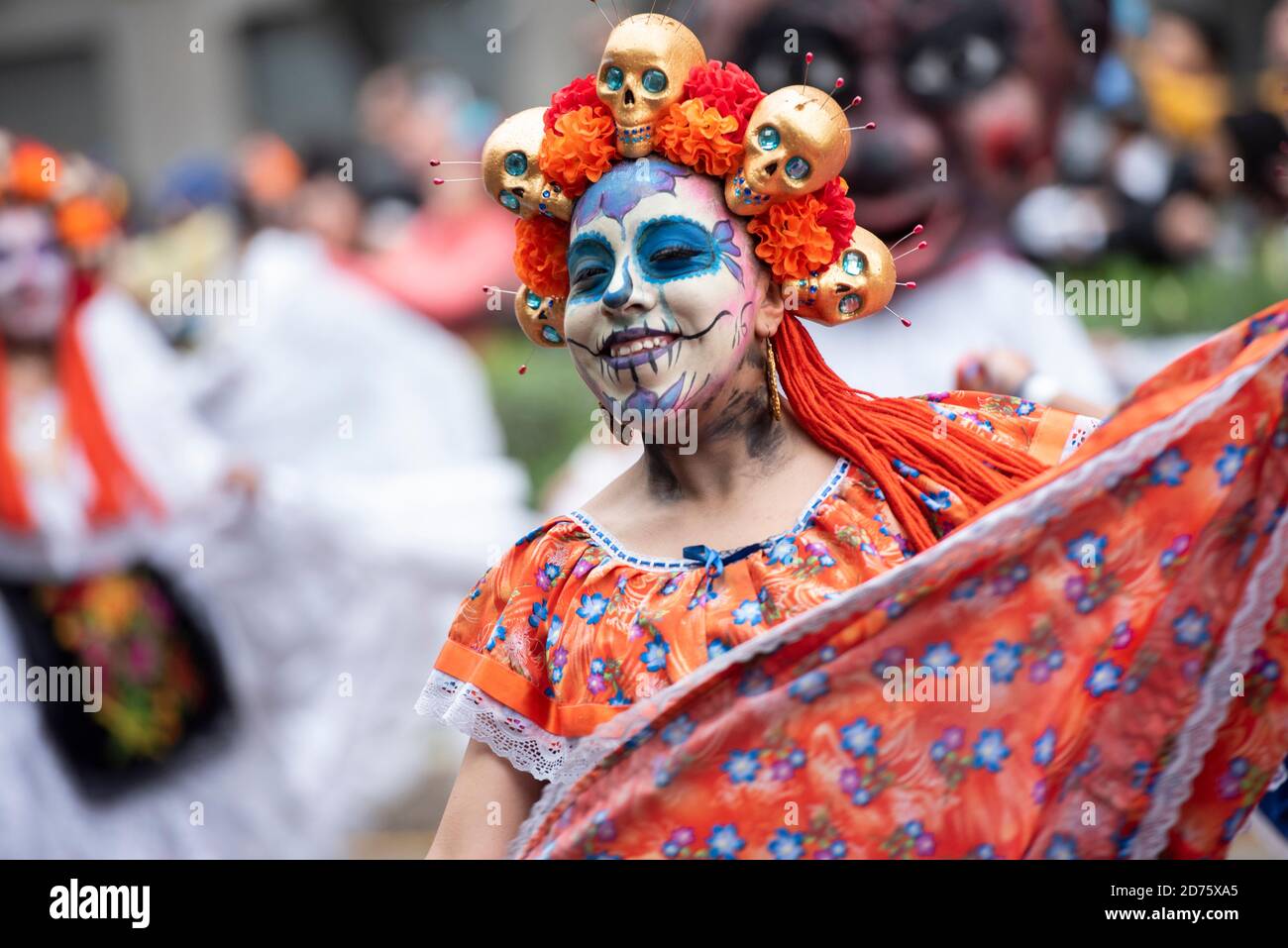 Une fille habillée comme catrina dansant au jour de Défilé de la mort au Mexique Banque D'Images