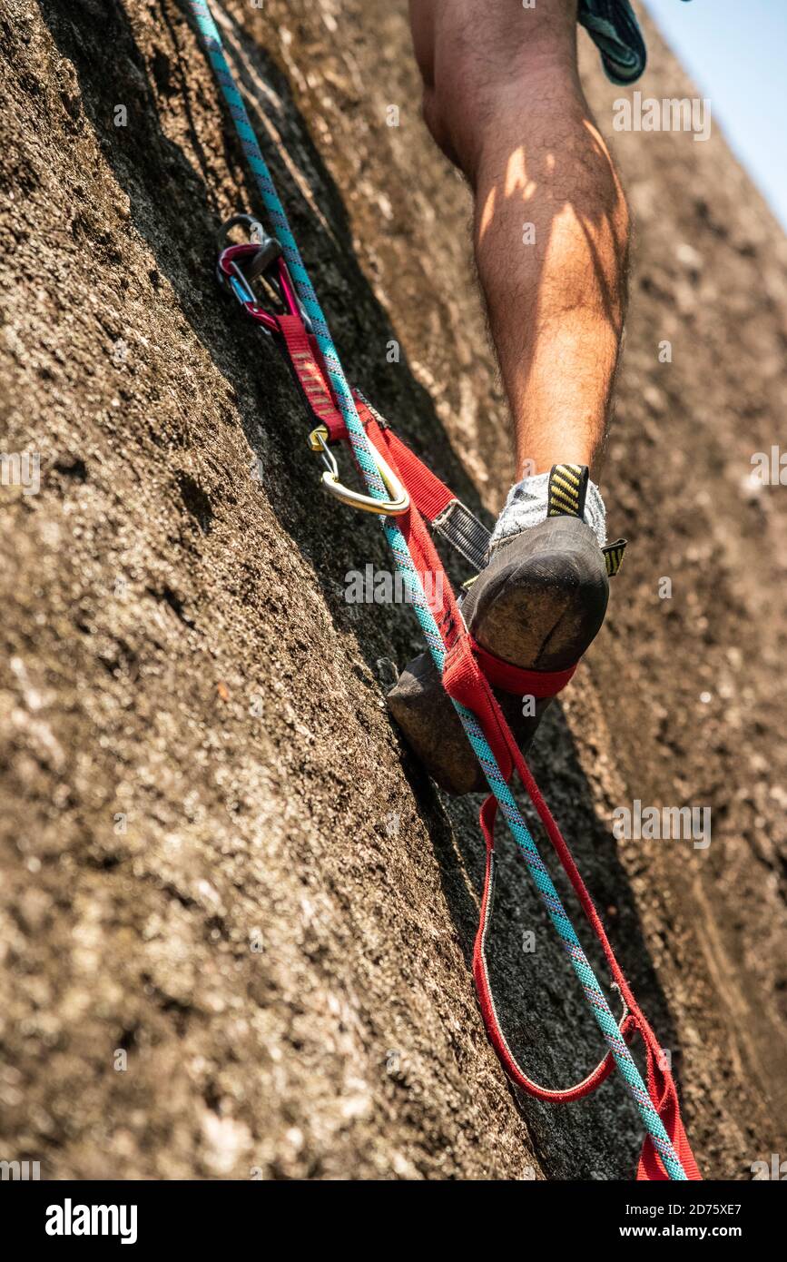 Détail des chaussures et des pieds grimpeurs sur étrier artificiel, Rio de Janeiro, Brésil Banque D'Images