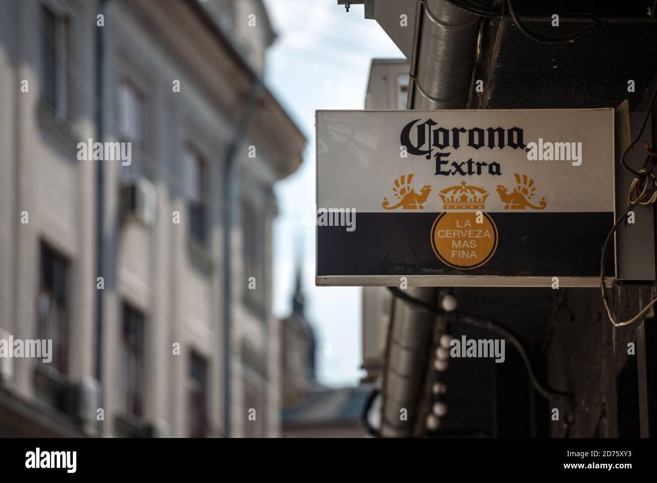 BELGRADE, SERBIE - 9 AOÛT 2020 : logo Cerveza Corona devant un bar de détaillants local à Belgrade. Cerveza Corona est une marque mexicaine de lager Banque D'Images