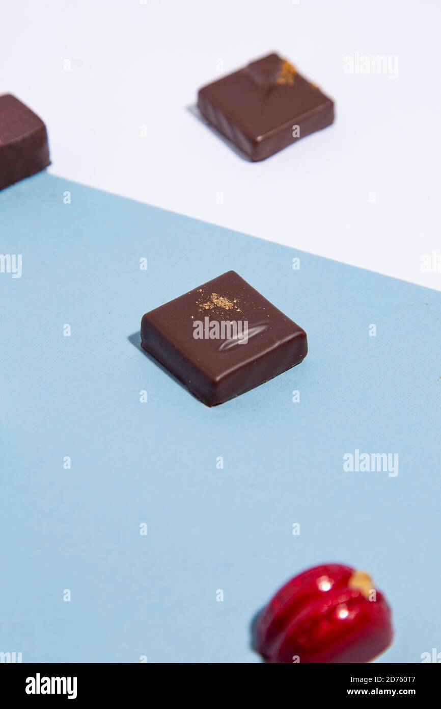 Vue en grand angle des chocolats artisanaux Banque D'Images