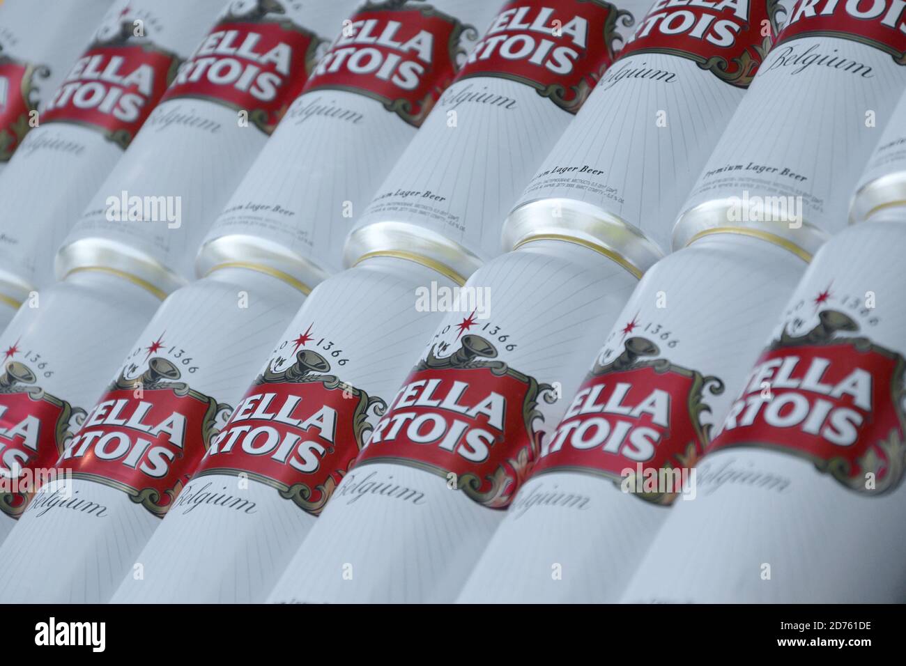 KHARKOV, UKRAINE - AOÛT 22 2020 : beaucoup de boîtes de boîtes de boîtes de bière Stella Artois en plein air. Stella Artois est la bière belge la plus célèbre au monde détenue par UN Banque D'Images