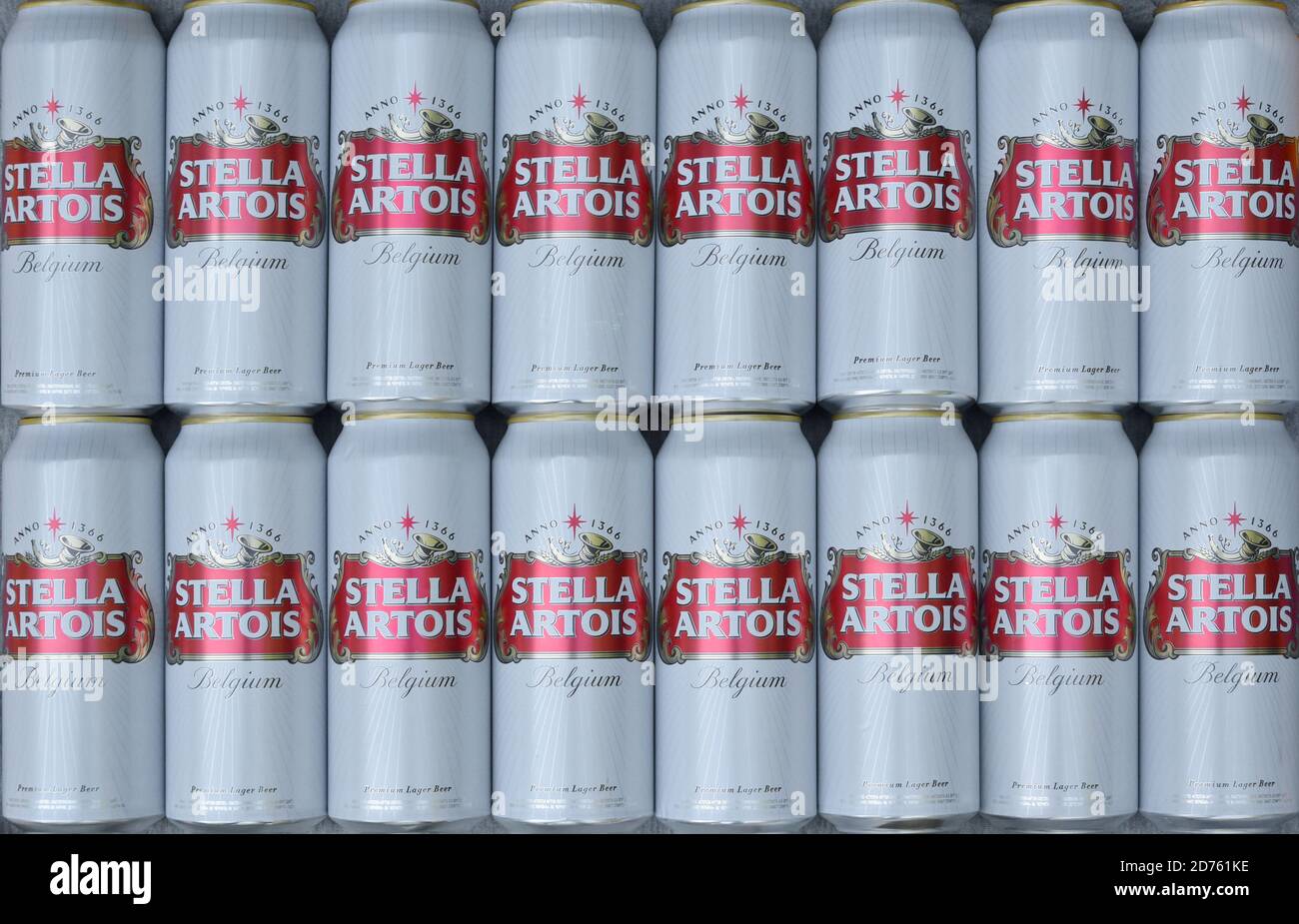 KHARKOV, UKRAINE - AOÛT 22 2020 : beaucoup de boîtes de boîtes de boîtes de bière Stella Artois en plein air. Stella Artois est la bière belge la plus célèbre au monde détenue par UN Banque D'Images