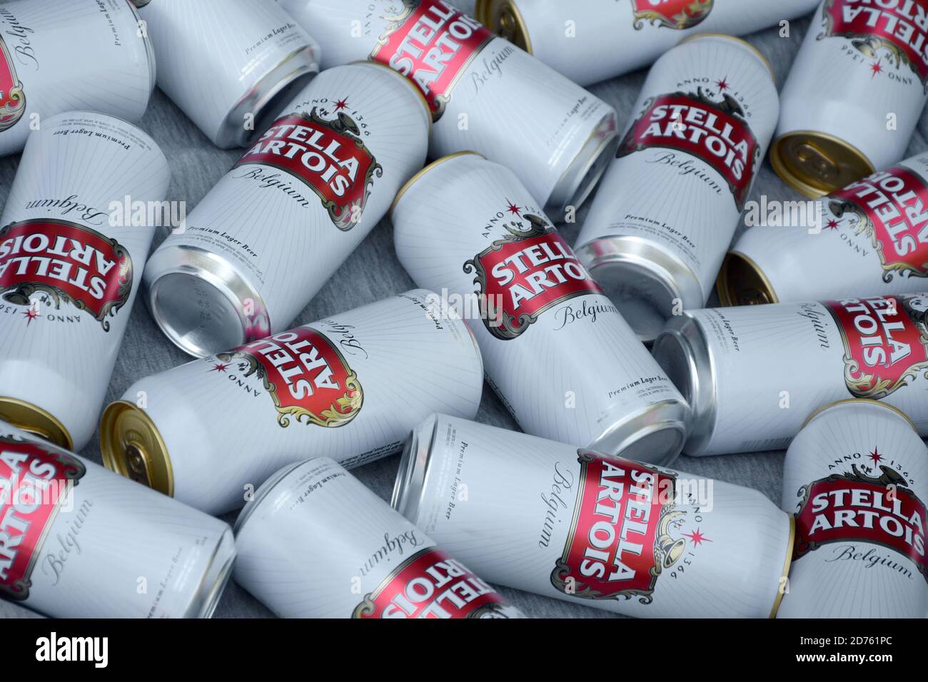 KHARKOV, UKRAINE - AOÛT 22 2020 : beaucoup de boîtes de boîtes de boîtes de bière Stella Artois en plein air. Stella Artois est la bière belge la plus célèbre au monde détenue par UN Banque D'Images