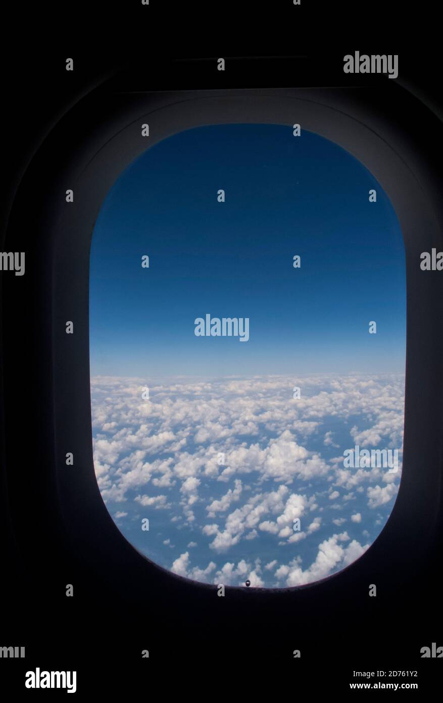 Vue des nuages à partir d'une fenêtre plane Banque D'Images