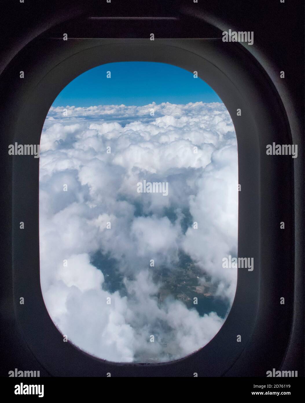 Vue des nuages à partir d'une fenêtre plane Banque D'Images