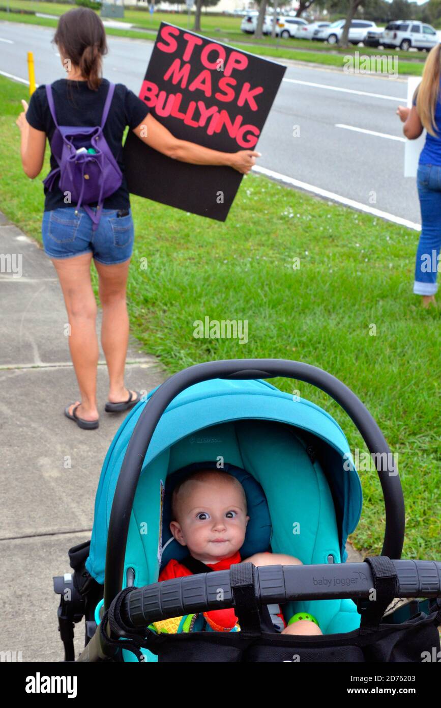 Viera, Comté de Brevard, Floride, États-Unis. 20 octobre 2020. Une semaine avant la réunion du conseil scolaire du comté de Brevard, un groupe a déjà commencé à protester à l'extérieur du bâtiment du conseil scolaire. Le groupe veut que le conseil annule l'exigence obligatoire de masque facial pour les étudiants en raison du virus Corona 19. Crédit : Julian Leek/Alay Live News Banque D'Images