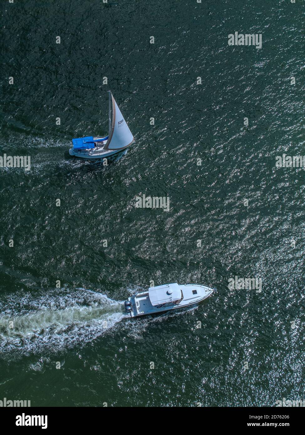 yacht et bateau à moteur avec espace de copie Banque D'Images