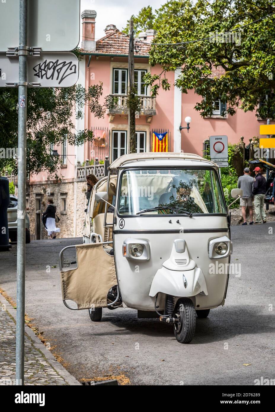 SINTRA, PORTUGAL - 1er JUIN 2018 : parking de taxi Moto typique dans la rue de la ville de Sintra, Portugal Banque D'Images