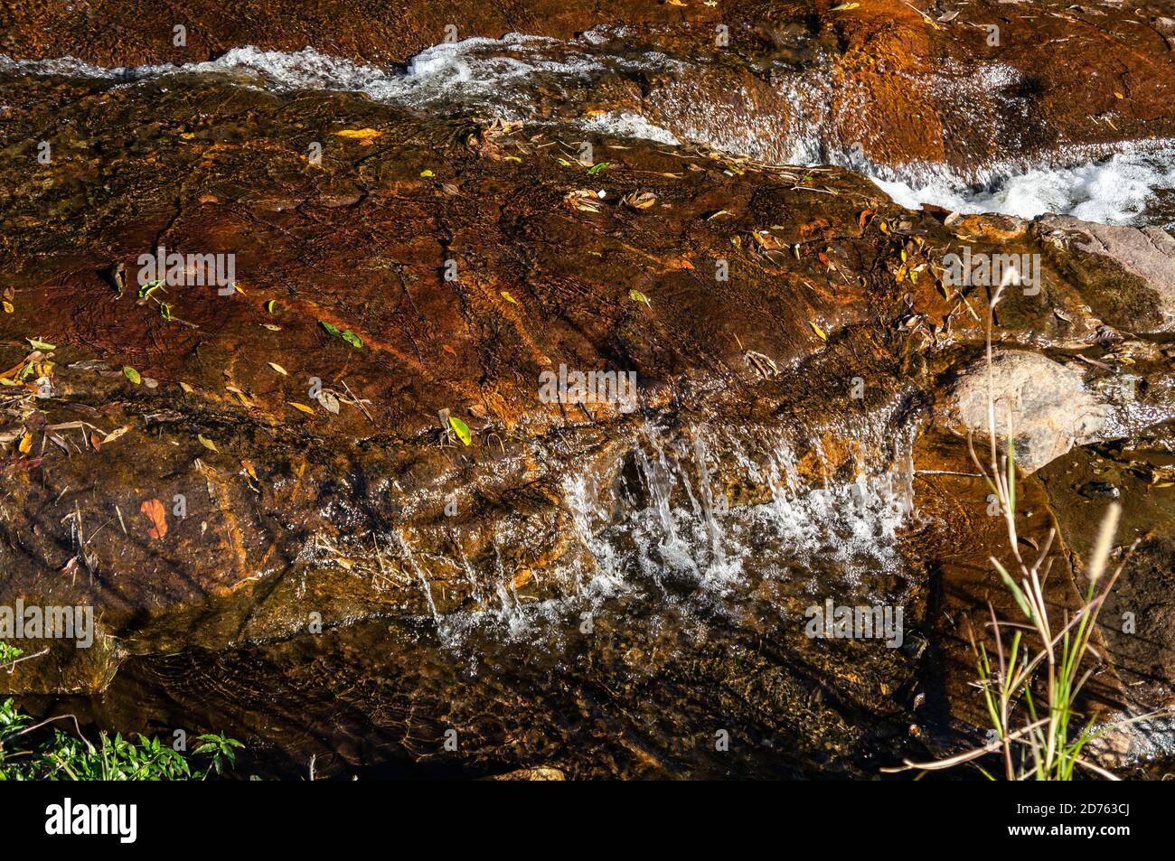 Eaux cristallines de la cascade de Mato Limpo qui s'écoulent sur les formations rocheuses à proximité. Cascade sur la route Salvador Pacetti à Cunha, Sao Paulo - Brésil. Banque D'Images