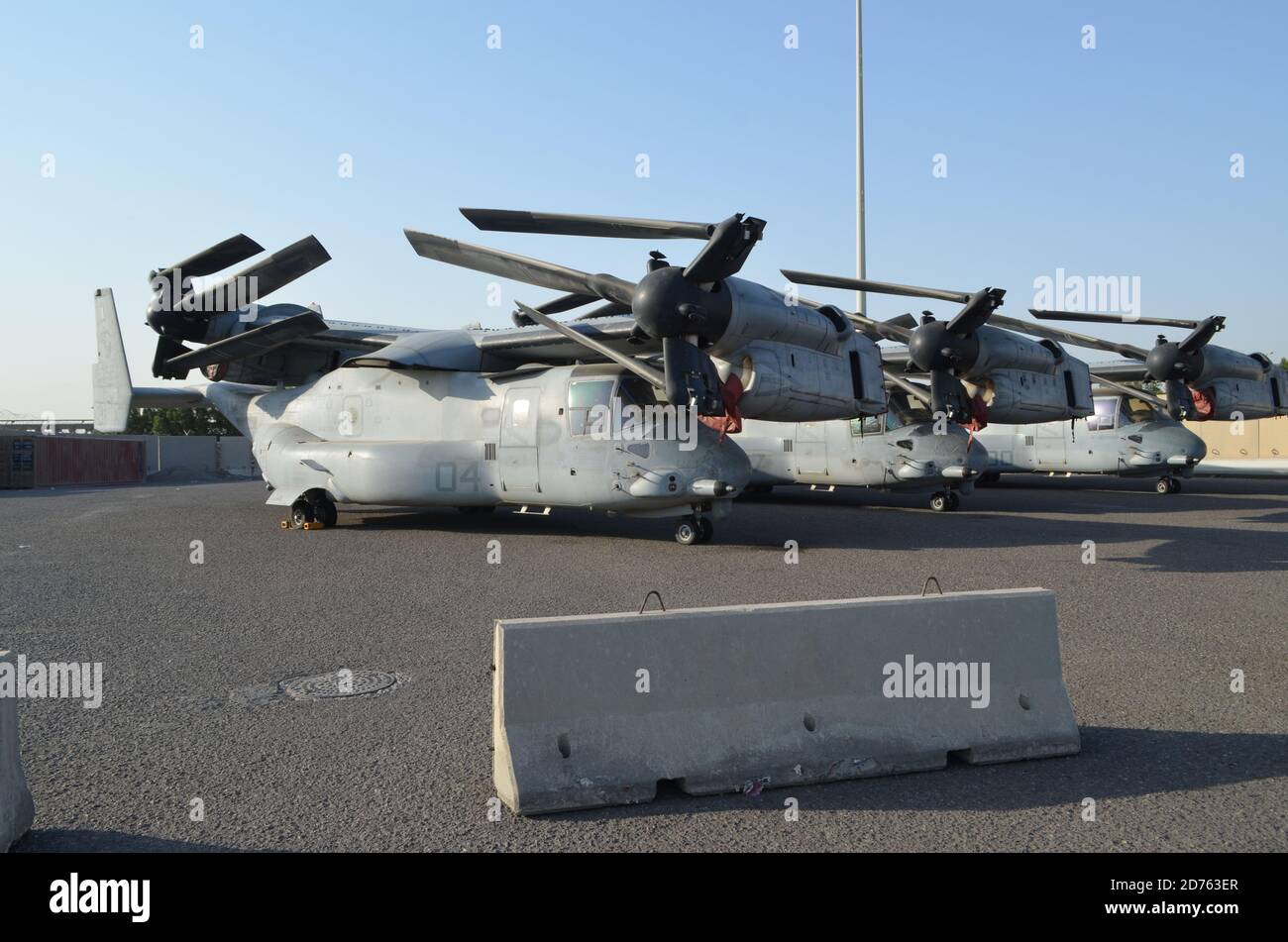 Le premier des trois MV-22 Osprey se prépare à atterrir au port de Shuaiba, au Koweït, le 17 septembre 2020. Les MV-22s avec la 13e unité expéditionnaire maritime sont placés dans le cadre des opérations de préparation et de mouvement de la réception conjointe dirigées par le 1er Commandement du soutien du théâtre pour tous les Services américains dans la zone de commandement central, à l'appui des plans de rotation de la force. (É.-U. Photo de l'armée par le 1er lieutenant Benjamin Cooper) Banque D'Images