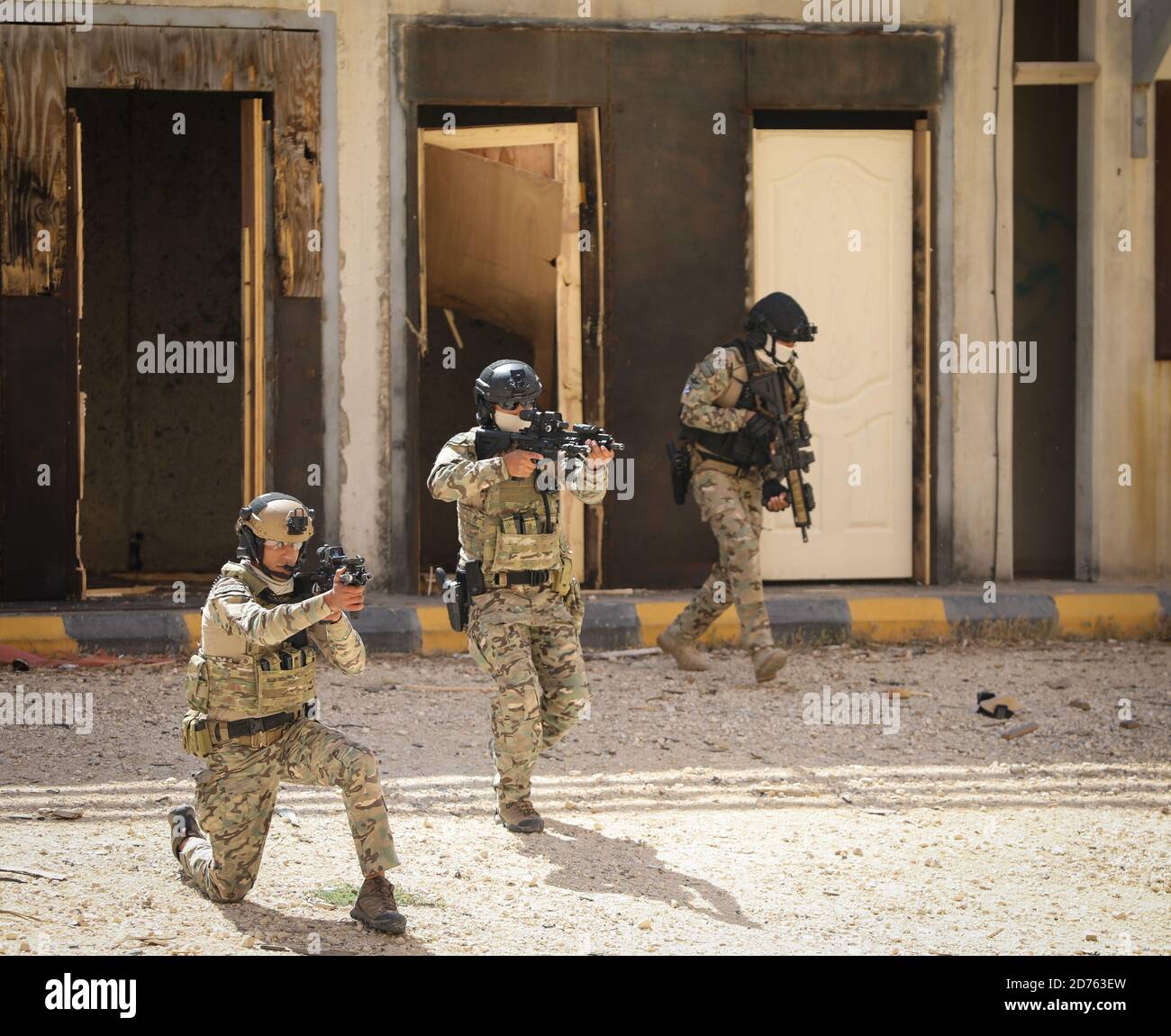 Les soldats des forces armées jordaniennes, unité spéciale deux contre le terrorisme, mènent une formation sur la méthode d'entrée pendant le Lion impatiente au Centre d'instruction des opérations spéciales du Roi Abdullah II, le 16 avril 2018. Eager Lion est un exercice multinational organisé en Jordanie, composé de membres du service des États-Unis formant des forces militaires de 19 pays partenaires, et conçu pour renforcer les partenariats militaires-à-militaires et améliorer la stabilité régionale. (É.-U. Vidéo de l'armée par le sergent d'état-major. Nashaunda Tilghman) Banque D'Images