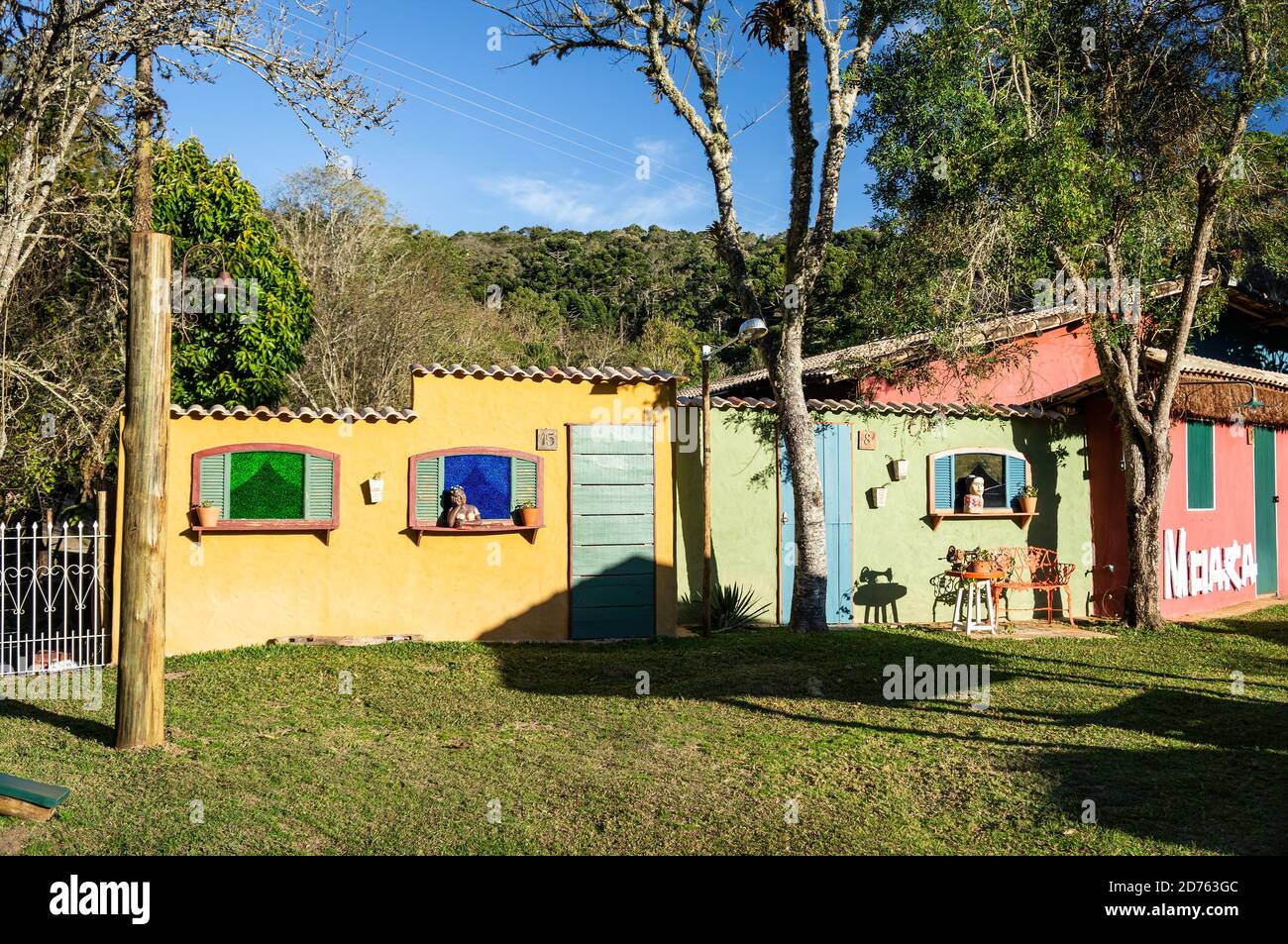 Jardin intérieur confortable et joliment décoré de Moara Cafe sous le soleil de la fin de l'après-midi et ciel bleu nuageux. Cunha, Sao Paulo - Brésil. Banque D'Images