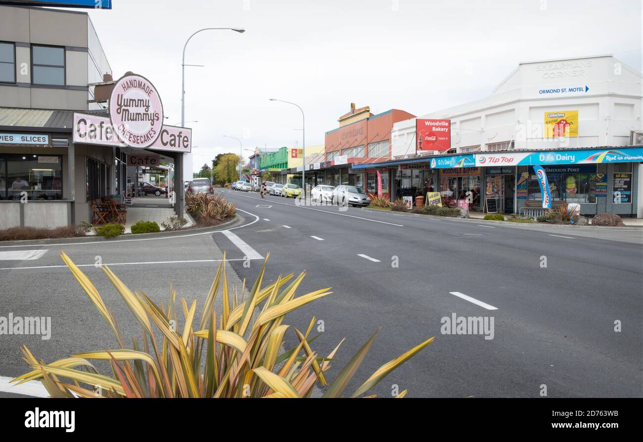 Woodville, Nouvelle-Zélande - octobre 21 2020 : la rue principale de la petite ville de North Island, Woodville, qui est orientée vers le nord. Banque D'Images