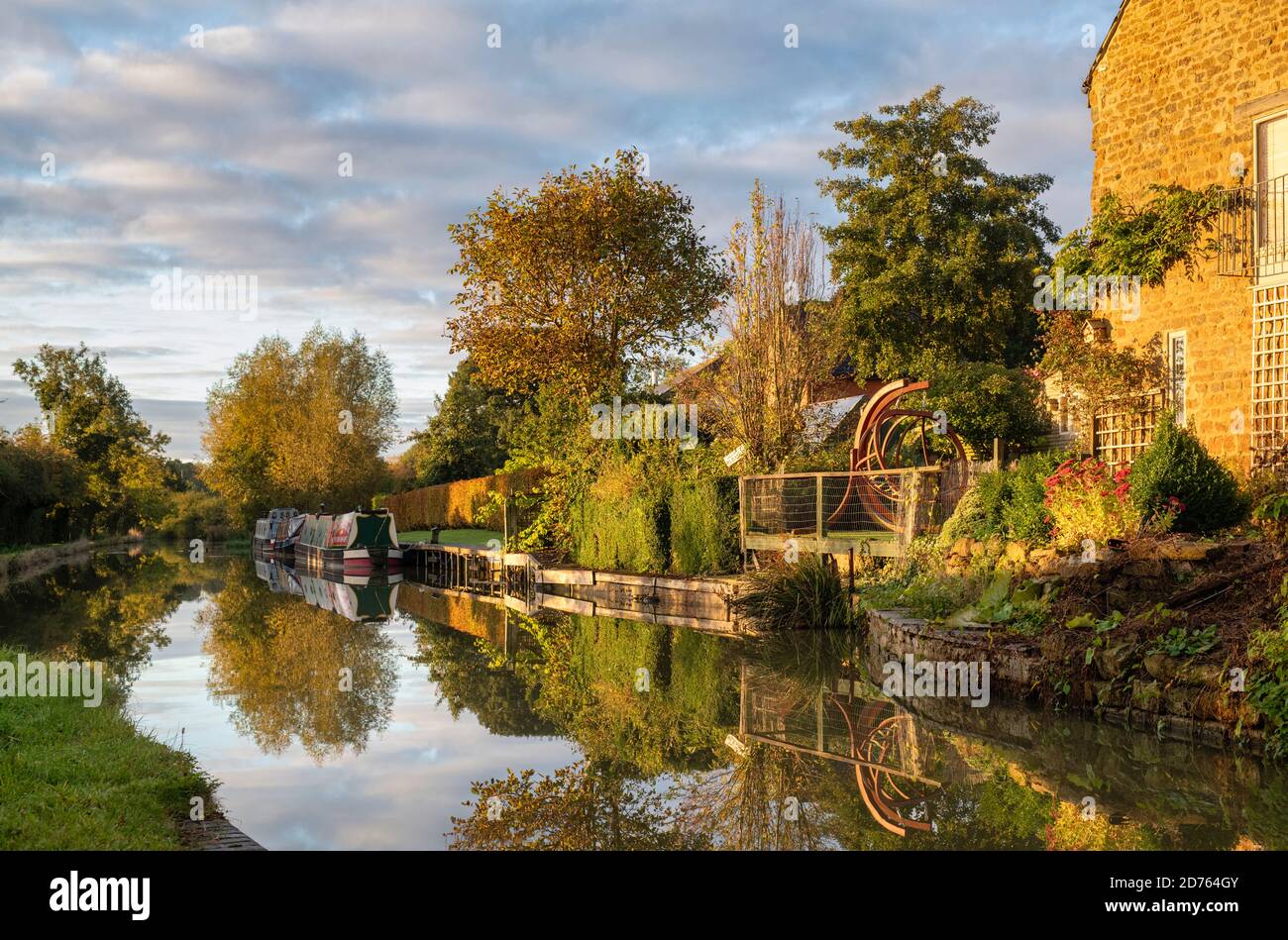 Des bateaux-canaux sur le canal d'oxford le matin de l'automne au lever du soleil. Twyford Wharf, Kings Sutton, frontière entre l'Oxfordshire et le Northamptonshire, Angleterre Banque D'Images