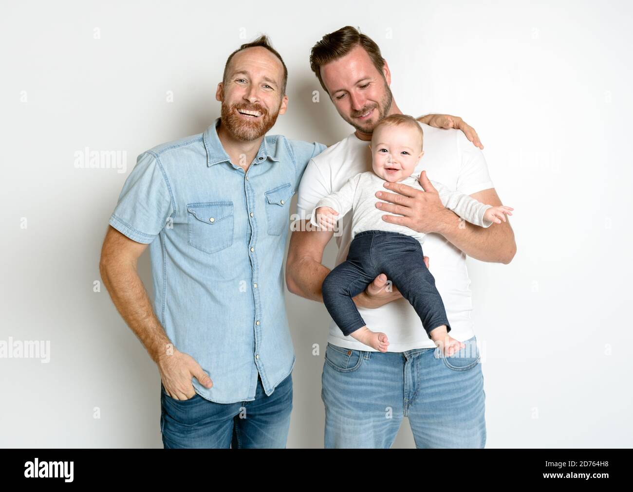 un couple de sexe masculin gay ou homosexuel avec leur bébé fille arrière-plan blanc Banque D'Images