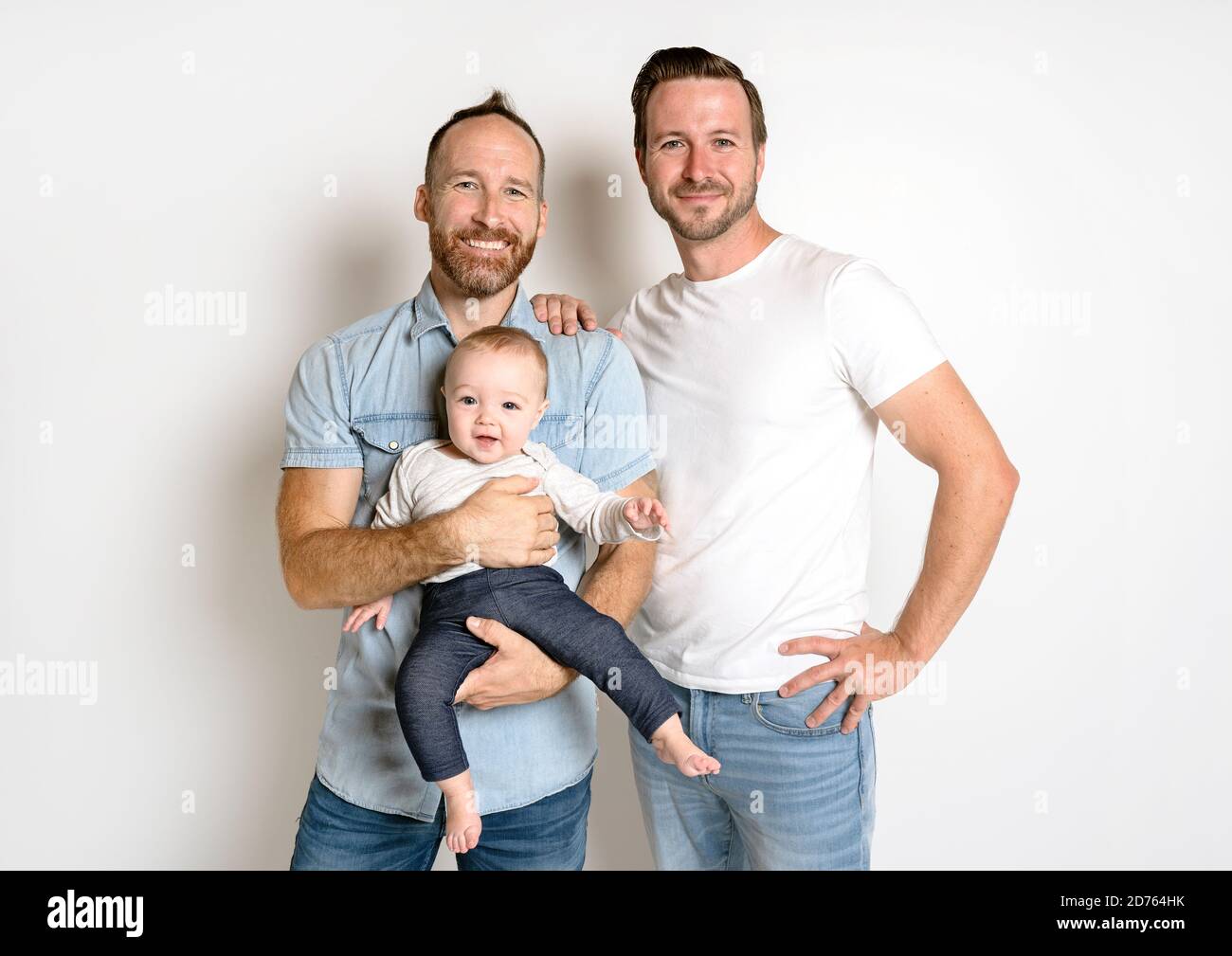 un couple de sexe masculin gay ou homosexuel avec leur bébé fille arrière-plan blanc Banque D'Images