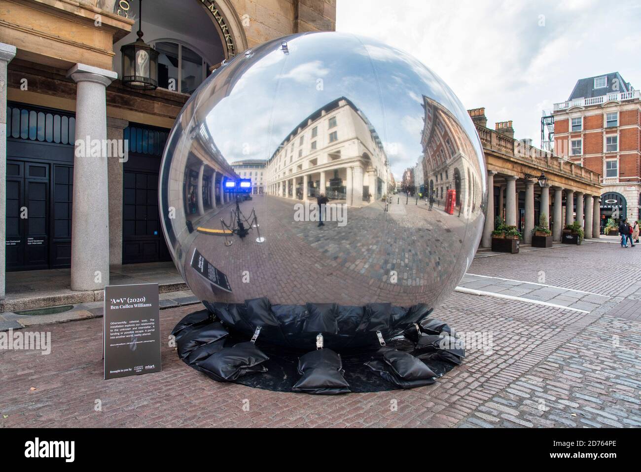 Londres, Royaume-Uni. 19 octobre 2020. Ben Cullen Williams art installation, A=V 2020 dans le Covent Garden de Londres, commandé par Covent Garden et exécuté par MTArt.décrit comme étant therworldly, céleste, toxique. L'installation explore notre relation à l'inconnu et interstellaire. Un atterrissage ou une fuite possible. Un portail dans un autre monde, la réalité a changé. Crédit : SOPA Images Limited/Alamy Live News Banque D'Images