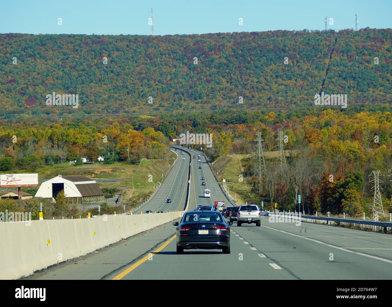 Allentown, Pennsylvanie, États-Unis - 17 octobre 2020 - vue sur la circulation sur l'Interstate 476 Sud surplombant les couleurs saisissantes du feuillage d'automne Banque D'Images