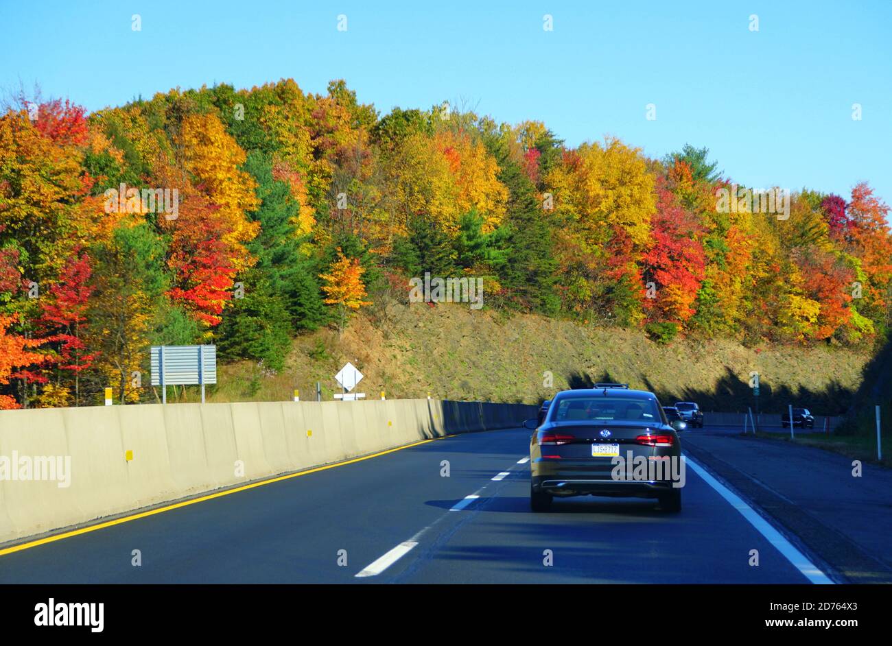 Slatington, Pennsylvanie, États-Unis - 17 octobre 2020 - circulation sur l'Interstate 476 Sud surplombant les couleurs saisissantes du feuillage d'automne Banque D'Images
