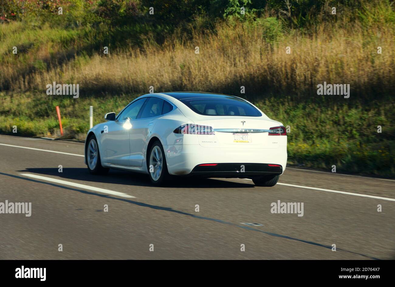 Allentown, Pennsylvanie, États-Unis - 17 octobre 2020 - UNE voiture électrique blanche Tesla modèle S Sedan sur l'Interstate 476 Sud Banque D'Images
